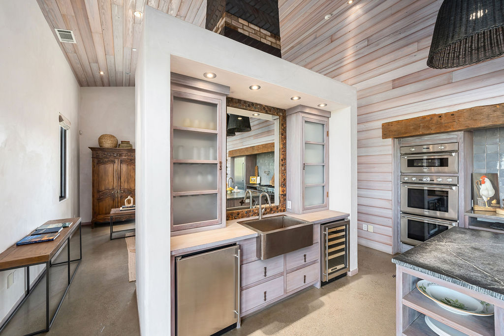 The Vineyard House interior, view 10