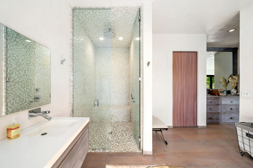 The Vineyard House interior, view 28