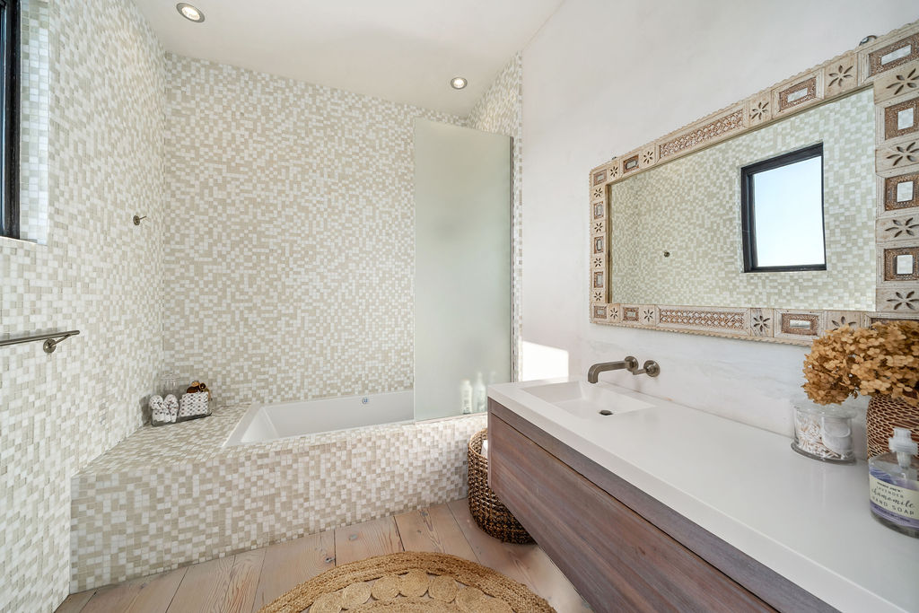 The Vineyard House interior, view 33