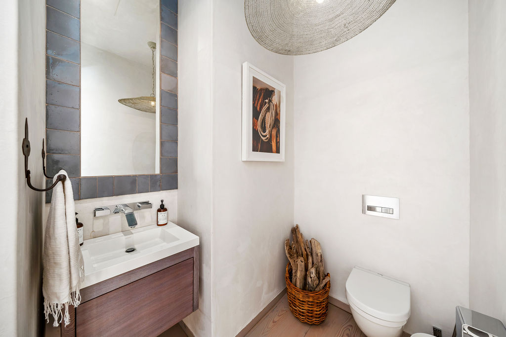 The Vineyard House interior, view 38